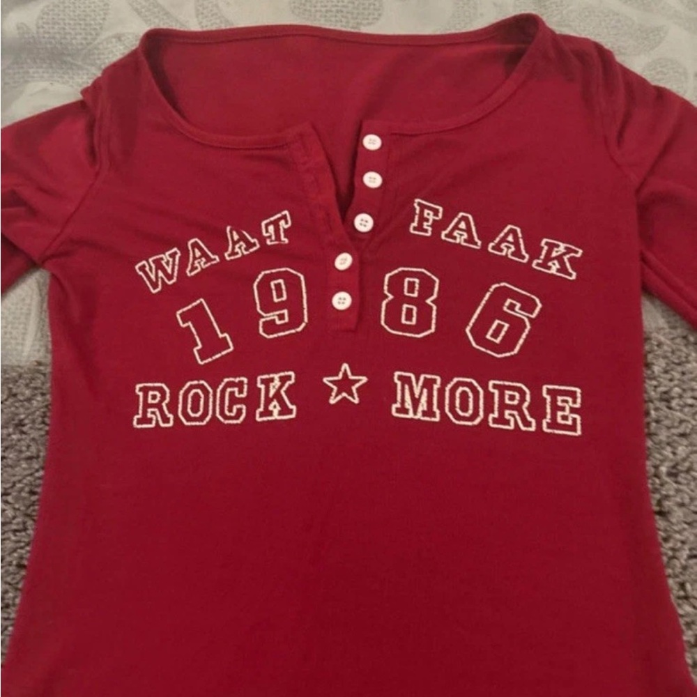 SHEIN Red Graphic Long Sleeve Tee
